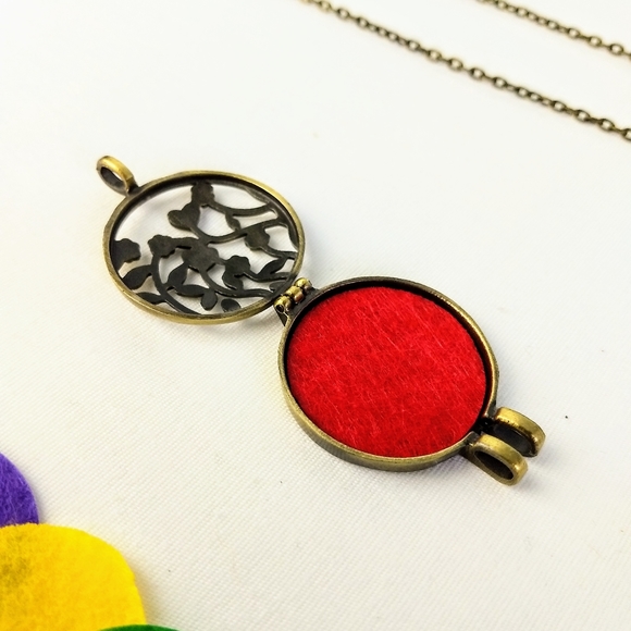 Aromatherapy Necklace w/ Interchangeable Colours - Picture 3 of 3